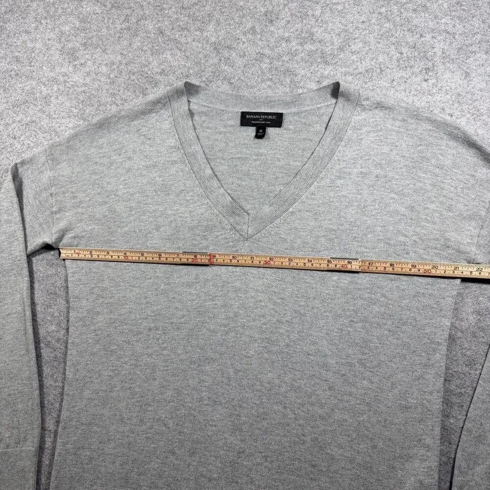 Banana Republic Premium Luxe Yarn Sweater Mens M Gray V-Neck Soft Cashmere Blend